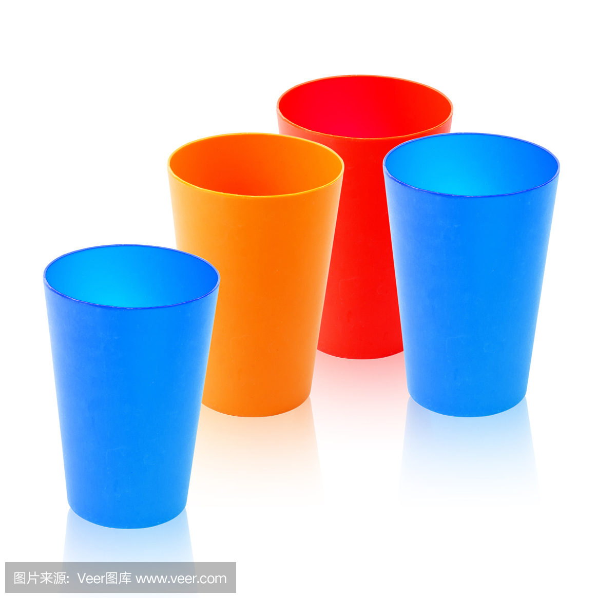 彩色塑料杯孤立在白色背景